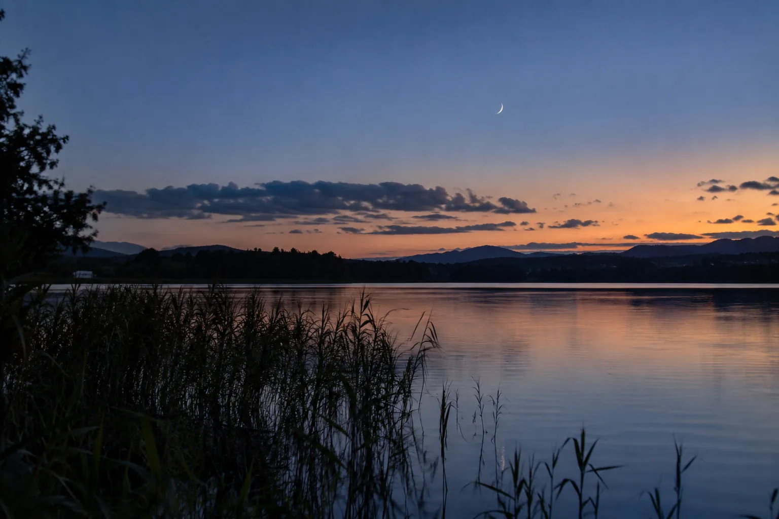 Dämmerung über einem ruhigen See