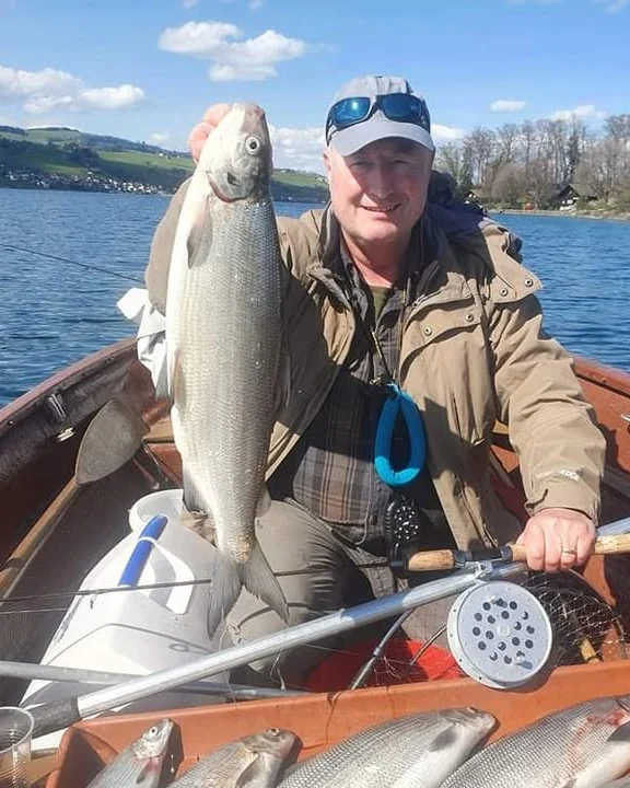 Martin von Euw mit einem Felchen auf dem Hallwilersee